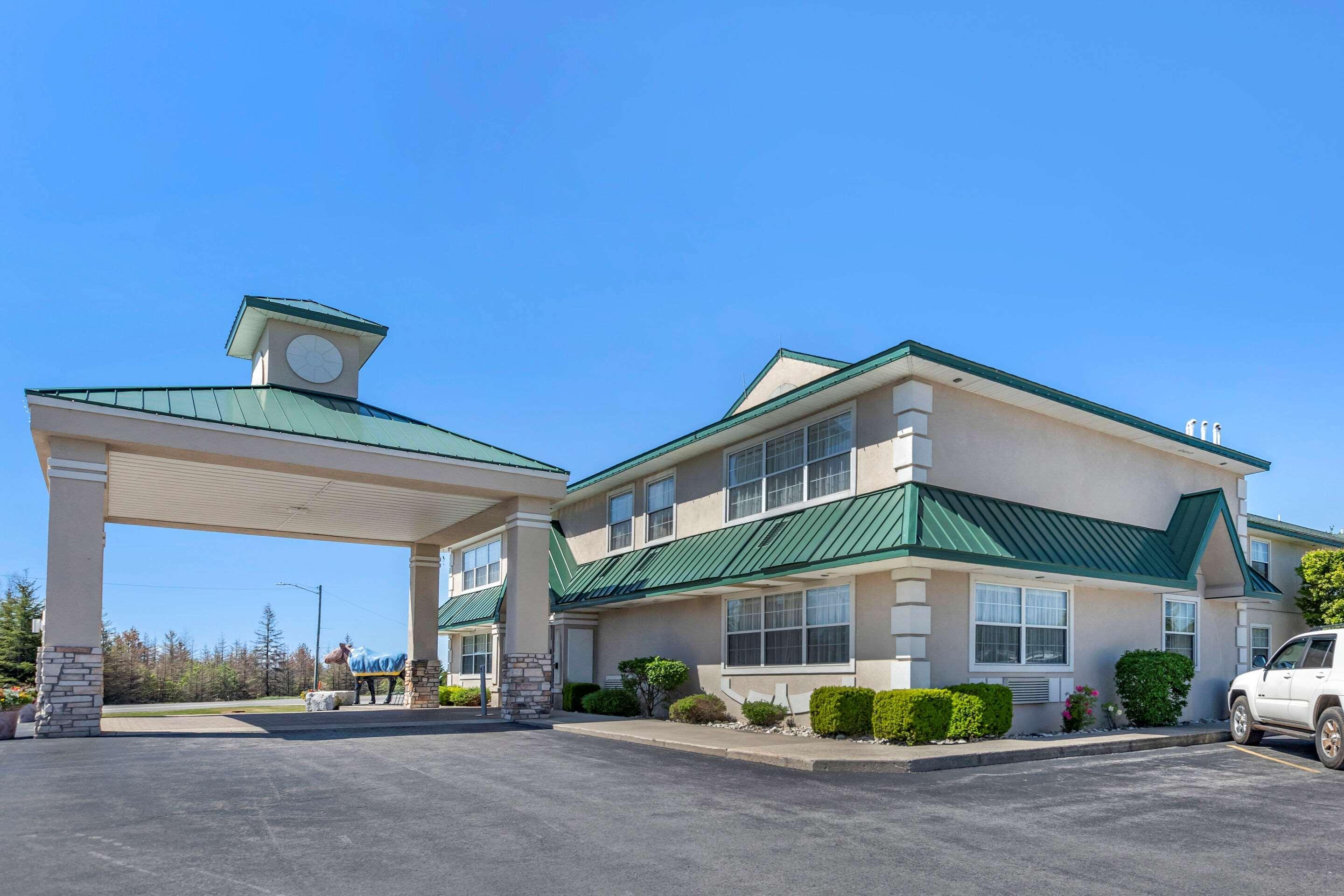 Quality Inn & Suites Manistique Exterior photo